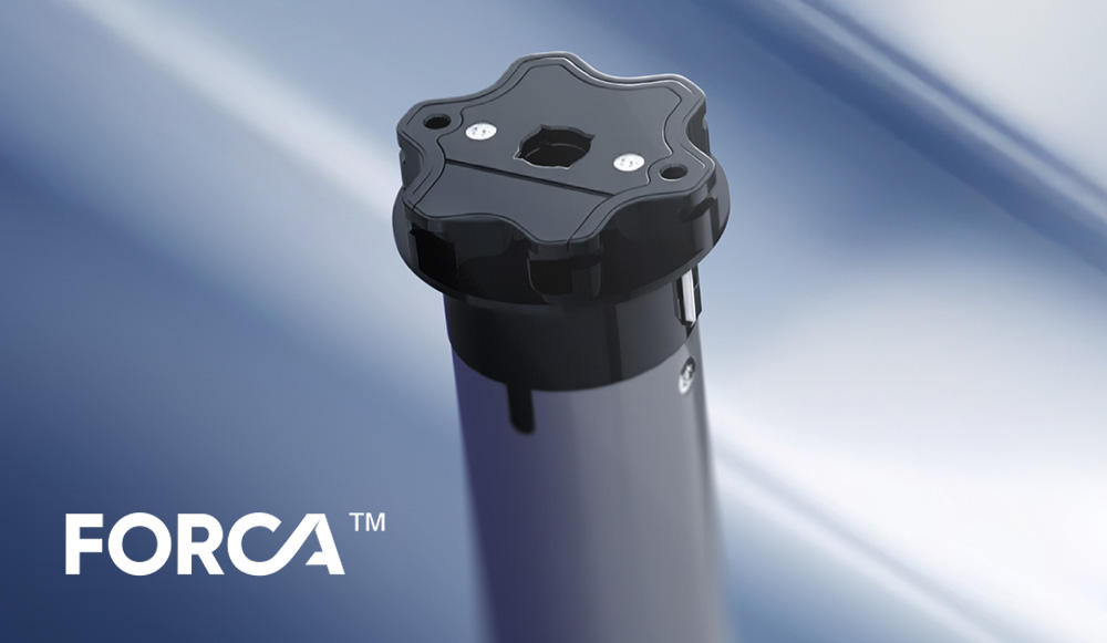 Zaviedli sme našu vlastnú značku príslušenstva pre rolety a vonkajšie žalúzie Forca. Ide o riešenia navrhnuté spoločnosťou Eko-Okna na základe dôkladnej znalosti trhu, lepšie prispôsobené potrebám súčasného zákazníka. Ich atraktívna cena umožnila našim distribútorom navrhnúť rádiovo ovládané riešenia namiesto klasických káblových pohonov bez zvyšovania cien.