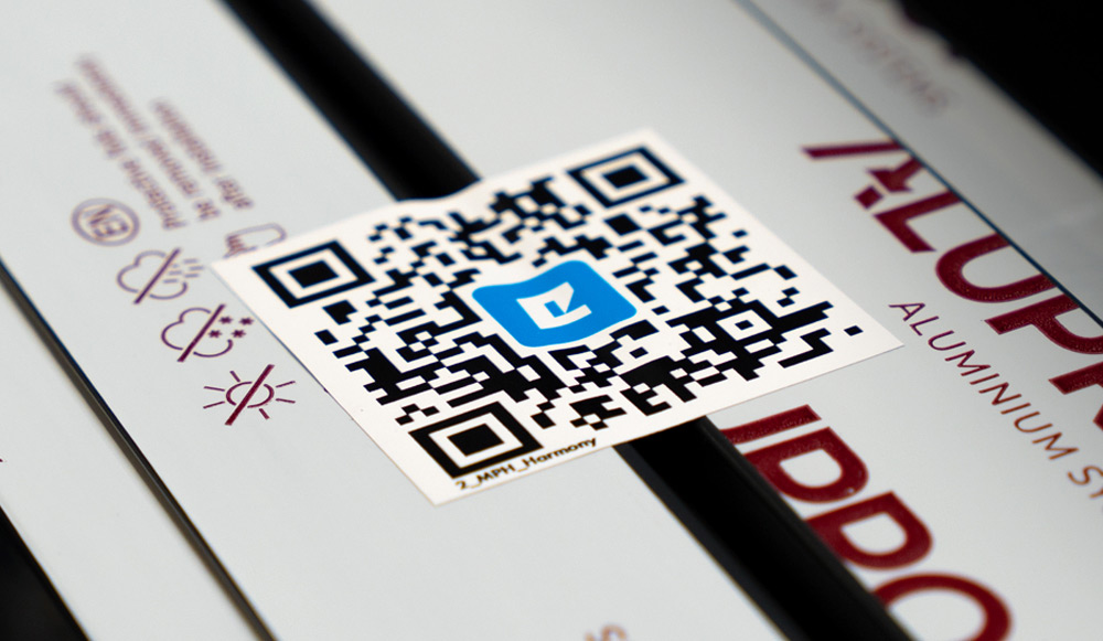 Dokázali sme, že ekológia môže ísť ruka v ruke s pohodlím. Na obaloch našich výrobkov, spočiatku len na sieťach proti hmyzu, sa začali objavovať QR kódy vedúce k digitálnym montážnym návodom. Vďaka tomu sme ušetrili tony papiera a zákazníci získali okamžitý prístup k inštrukciám bez nutnosti prihlasovania sa do našej komplexnej znalostnej databázy Benefit Eko-Okna.