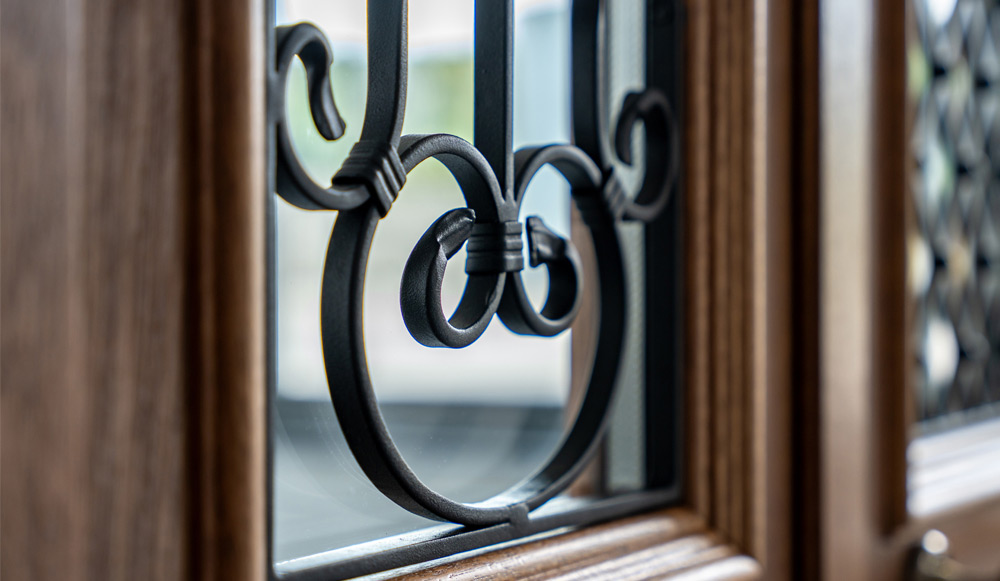 Rozvinuli sme spoluprácu s miestnymi remeselníkmi podľa zásady „mysli globálne, konaj lokálne“. Vďaka rozšíreniu siete spolupráce sme podporili regionálne remeslo a naši Partneri z celého sveta získali prístup k unikátnym výrobkom, ako sú ozdobné oceľové mreže pre dvere a okná.